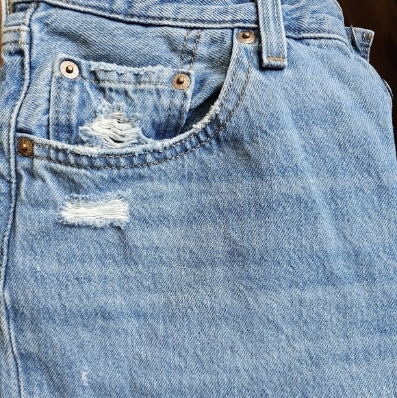 Levi's 501 Cropped Distressed Jeans - Picture 7 of 10